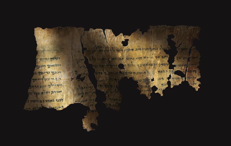 Een fragment van de Dode Zeerollen, zoals tentoongesteld in het Drents Museum. Beeld  