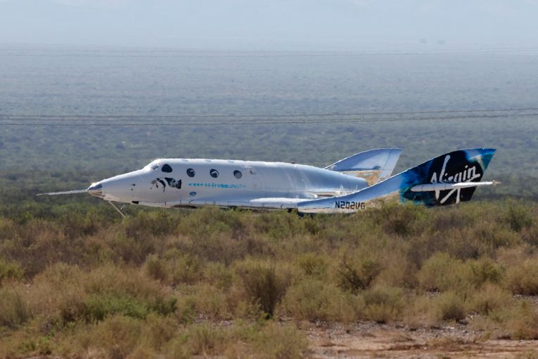 Ruimtevliegtuig VSS Unity, met aan boord Richard Branson, landt in New Mexico na de eerste ruimtevlucht. Beeld REUTERS