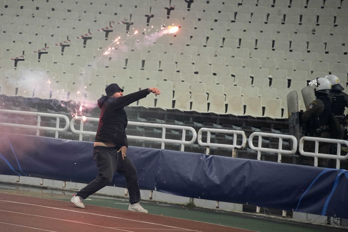Voorafgaand aan de Champions Leaguewedstrijd van AEK Athene en Ajax waren er rellen op de tribune tussen fans van beide teams.