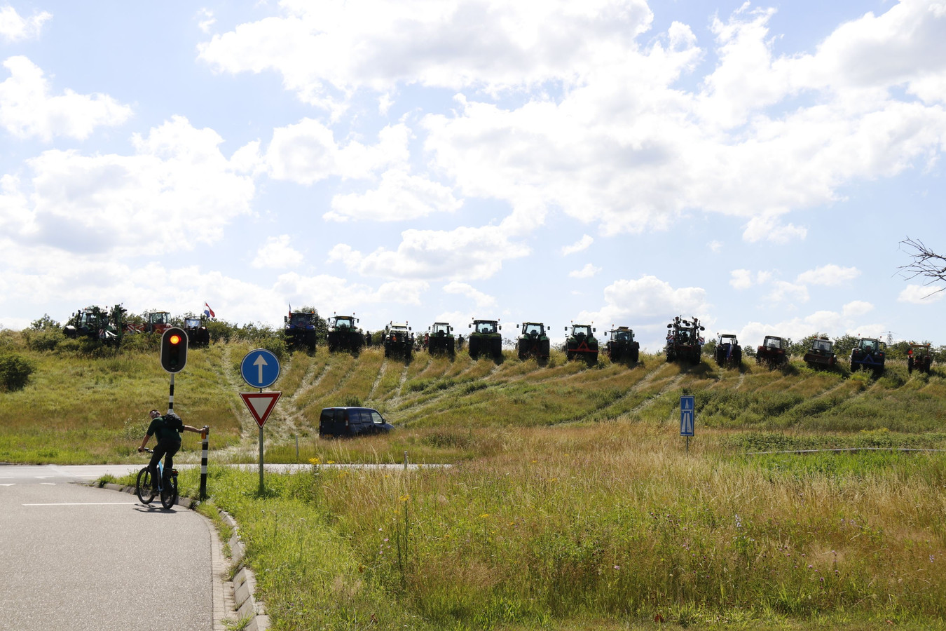 Boeren met tractoren langs snelweg A73 bij Boxmeer.
