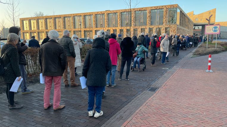 De wachtrij bij het gemeentehuis in Hoogezand waar de inwoners zich maandag bij een fysiek loket konden melden.  Beeld Steven Radersma/RTV Noord