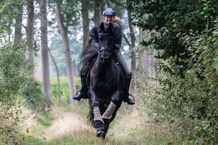 In de serie ‘Sport en spel’ een foto van Marleen Bijnen van Yvonne Koopman en haar paard.