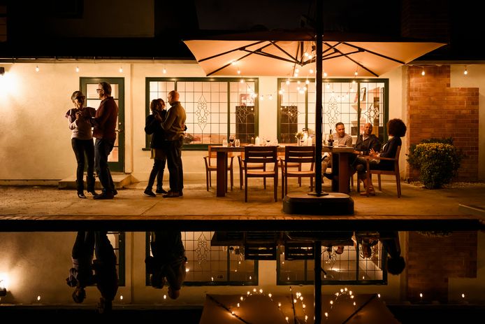 Een parasol met ledverlichting zorgt voor bescherming tegen de zon overdag, en schept sfeer wanneer de avond valt.