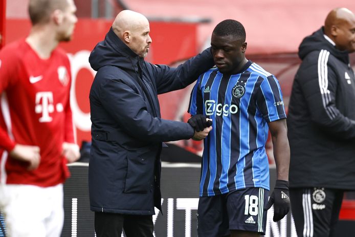 Erik ten Hag haalt Brian Brobbey na rust naar de kant.