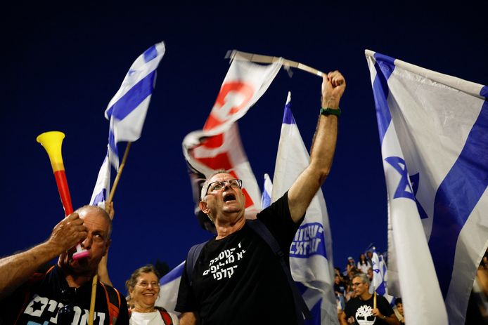 Afgelopen weekend zijn in Israëlische steden zoals Tel Aviv en Jeruzalem (foto) opnieuw honderdduizenden tegenstanders van de hervorming op straat gekomen om hun ongenoegen te uiten