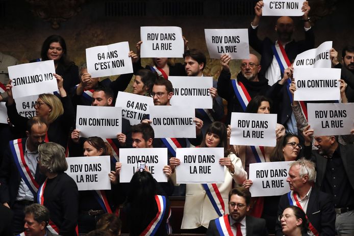 Protest in het Franse parlement tegen de hogere pensioenleeftijd.