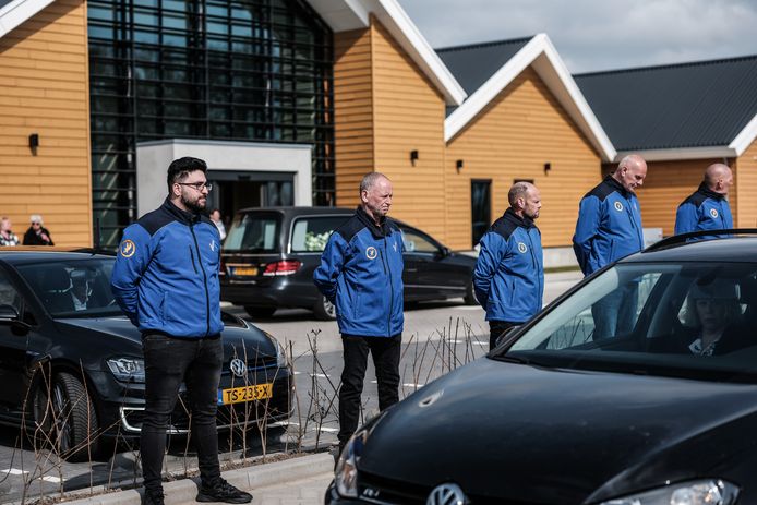 Collega's Ben (64) houden een erehaag om hem een laatste eer te bewijzen.