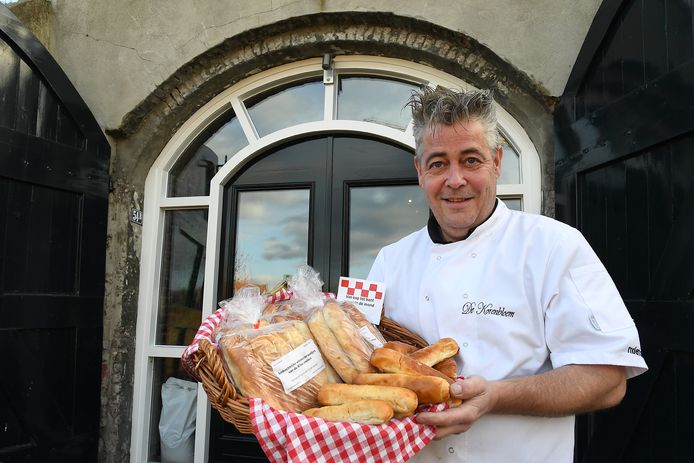 Ramon Ligthart met zijn spraakmakende worstenbroodjes voor de Millse molen.