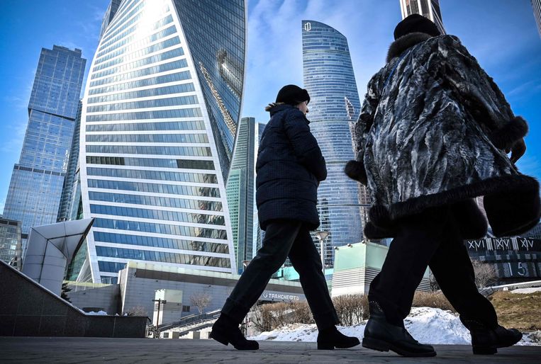 Женщины идут перед зданием Международного делового центра в Москве.  Изображение АФП