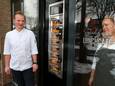 Arjan en Dieneke Bakker zijn trots op hun snackautomaat.
