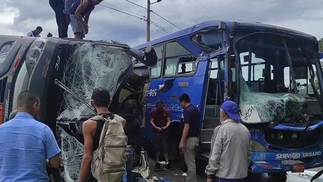 Busongeval met Nederlandse toeristen in Ecuador: 2 Nederlanders omgekomen, 7 mensen naar het ziekenhuis