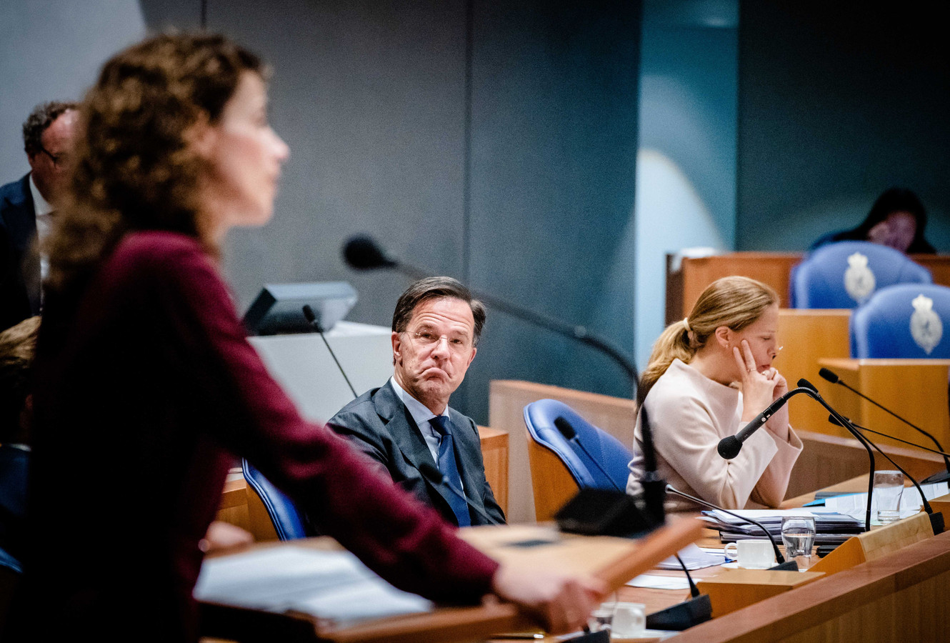 Demissionair premier en VVD-leider Mark Rutte kijkt toe hoe Sophie Hermans (VVD) haar verhaal doet.