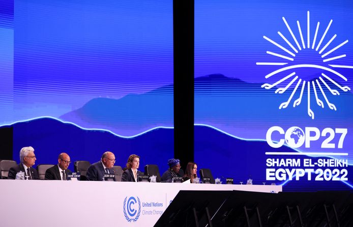 Ministers leggen verklaringen af tijdens een persconferentie op de klimaattop in Sharm-el-Sheikh, Egypte.