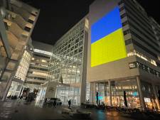 Gemeente Den Haag steunt Oekraïne door stadhuis met blauw en geel te verlichten