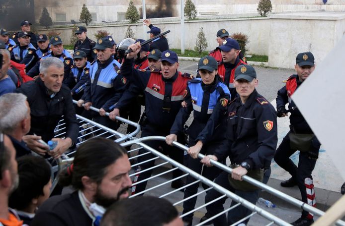 De politie grijpt in bij protesten in de Albanese hoofdstad Tirana.
