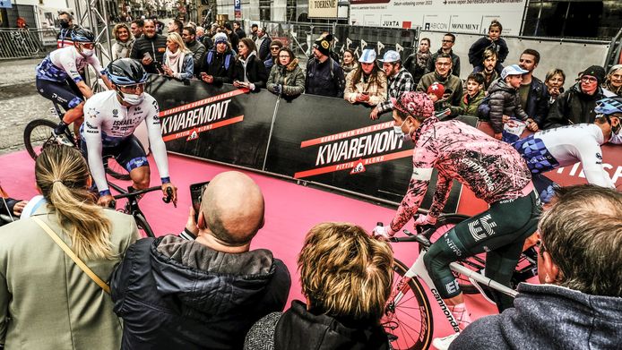 sfeerbeeld van de start van Gent-Wevelgem, op de Grote Markt in Ieper
