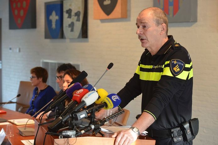 Lute Nieuwerth van de politie tijdens de persconferentie in Geldermalsen.
