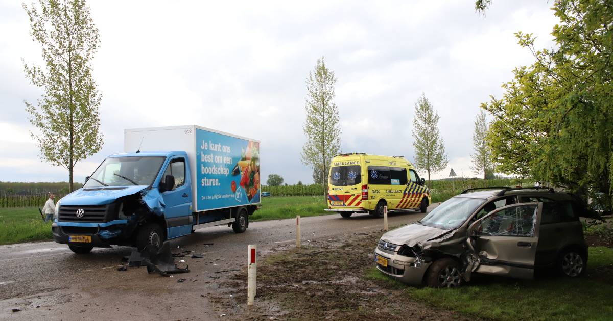 Bezorger AH botst op auto met vrouw en twee kinderen; brandweer moet bestuurster bevrijden