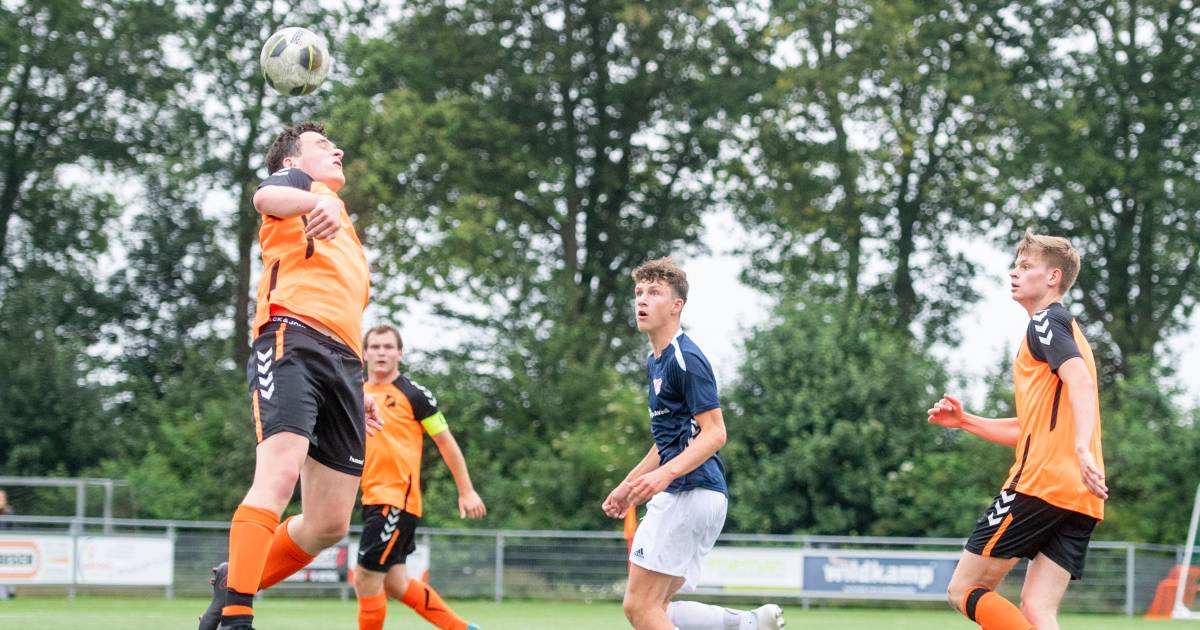 Justin uit Westerhaar is 14 en voetbalt al in het eerste: 'Ze klappen er hier harder op dan in de je