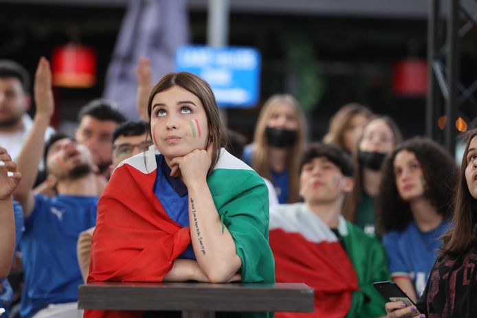 De Italianen kijken nagelbijtend naar de finale