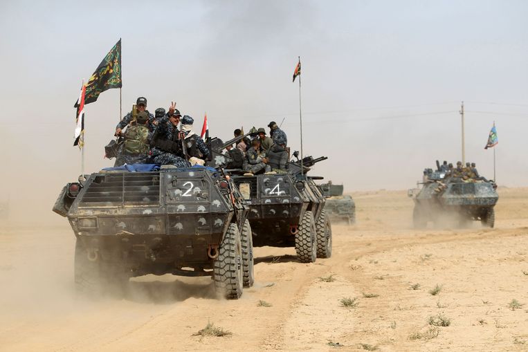 Iraakse strijdkrachten in al-Shurah, 45 kilometer ten zuiden van Mosoel. Ongeveer 30.000 manschappen rukken op naar de stad. Beeld AFP