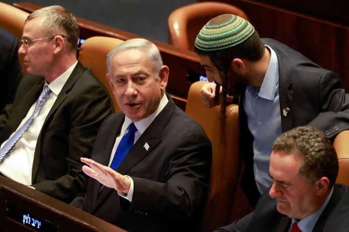 De omstreden veranderingen werden in januari voorgesteld door de regering van premier Benjamin Netanyahu (midden).
