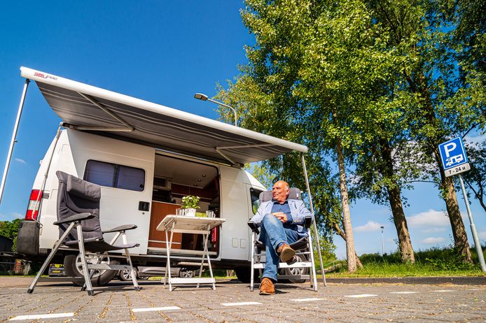 VVD-raadslid Marco Oudshoorn uit Schoonhoven geniet van zijn camper en ziet een camperplaats op het parkeerterrein naast de voormalige Dika-fabriek in zijn woonplaats wel zitten.