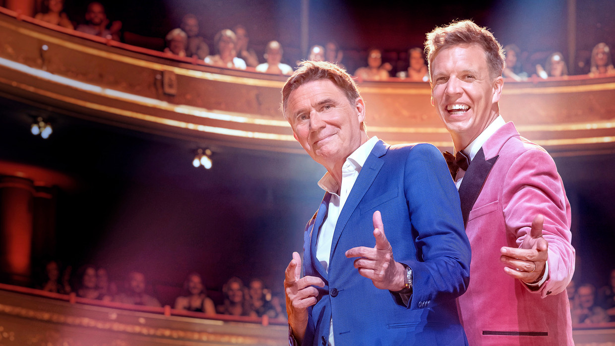 Erik Van Looy en James Cooke in 'James de musical' Beeld SBS