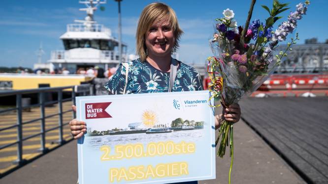 Waterbus populairder dan ooit:  2,5 miljoenste passagier Ana Roza (29) in de bloemetjes gezet