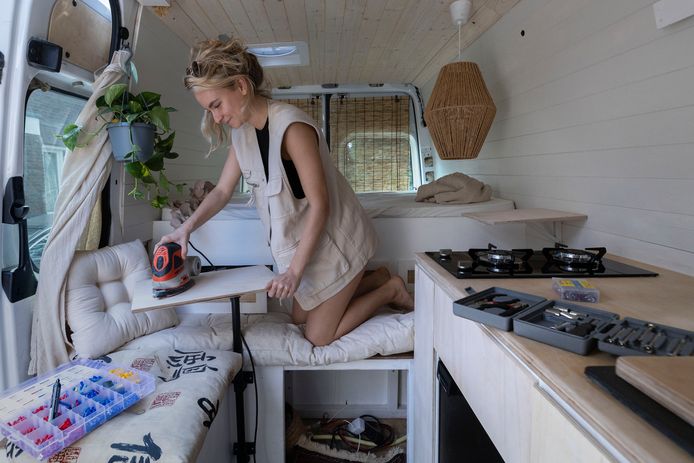Lisa van Kaathoven staat op punt van vertrek: ze heeft haar bus omgebouwd tot duurzame camper en trekt de wijde wereld in.