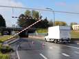 Wéér rijdt vrachtwagen balk eraf bij berucht viaduct in Waalwijk