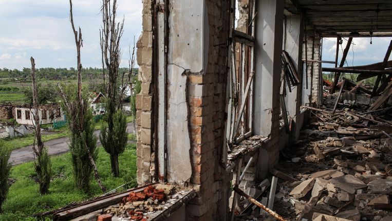 De overblijfselen van een schoolgebouw in Nikisjine. Door de oorlog staat er bijna niets meer overeind in het dorp. Beeld Oleksandr Tetsjynski