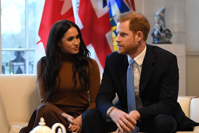 Prince Harry en Meghan Markle gisteren tijdens hun bezoek aan Canada House in Londen. t