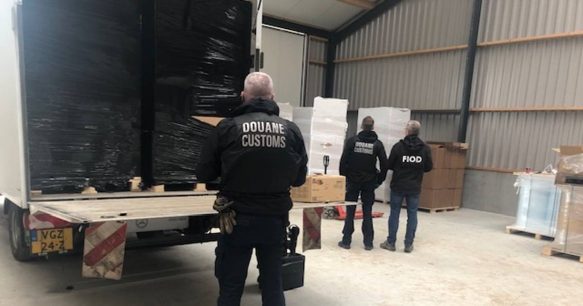 Politie vindt in loods bij toeval 6 miljoen illegale sigaretten en 12.000 kilo tabak .