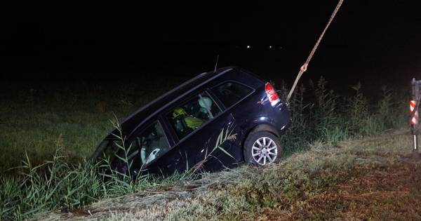 Meisje redt zichzelf en vader na ongeval op A59 bij Waalwijk.