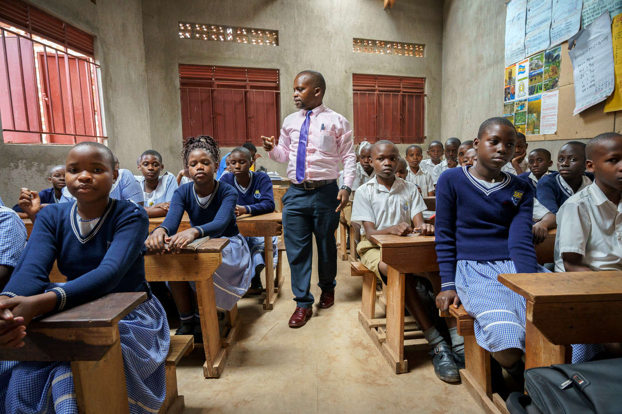 Leraar Alex Byaruhanga geeft les op de Uganda Martyrs Kanyanya-basisschool  in Kampala.