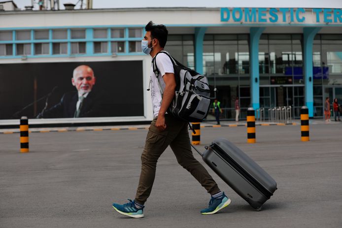 Illustratiefoto. Een passagier aan de luchthaven in Kabul.