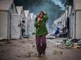 Oxfam: “Vrouwen in onveilig vluchtelingenkamp Lesbos dragen ‘s nachts luier om tent niet te moeten verlaten”