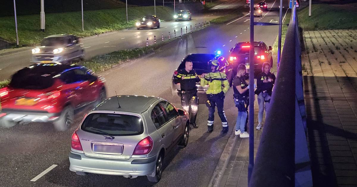 Automobilist onder invloed, die doorrijdt na ongeluk, klemgereden door politie.