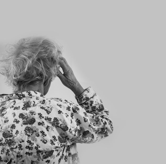 Mensen met dementie krijgen vaak minder kalmerende medicijnen uit angst voor bijwerkingen. Maar dat kan juist een negatief effect hebben op pijnbestrijding.