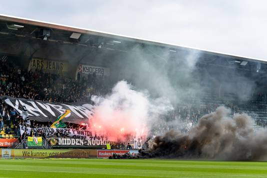 Vuurwerk op de tribune en het veld.