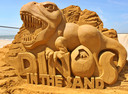 De eerste dinosaurus van het Zandsculpturenfestival staat er, aan de rest wordt volop gewerkt.