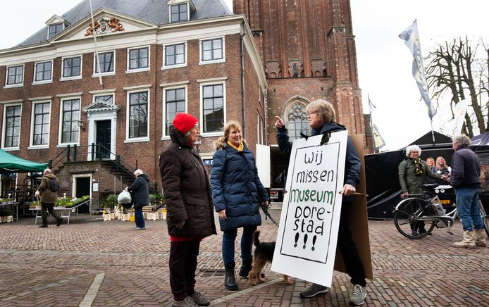 Wil Bisschops met het protestbord voor terugkomst van Museum Dorestad.