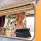 Waarom deze jongeren wonen in een caravan, truck of tiny house: ‘Dit kost niets in vergelijking met de huidige immoprijzen’