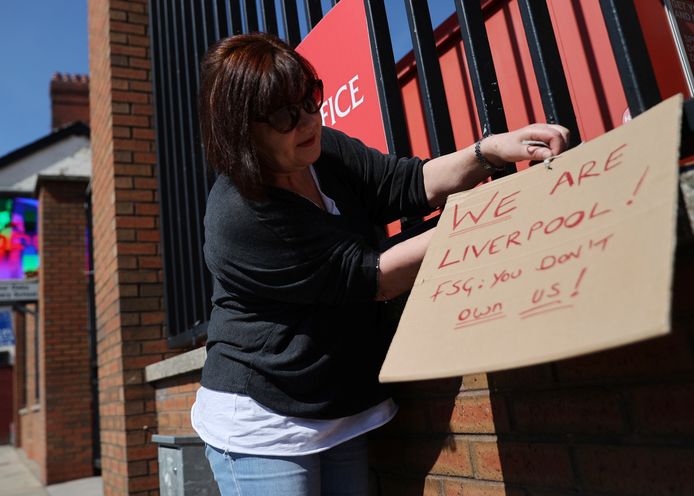 Een supporter laat weten dat de clubeigenaren van Liverpool lijnrecht ingaan tegen de wensen van de fans.