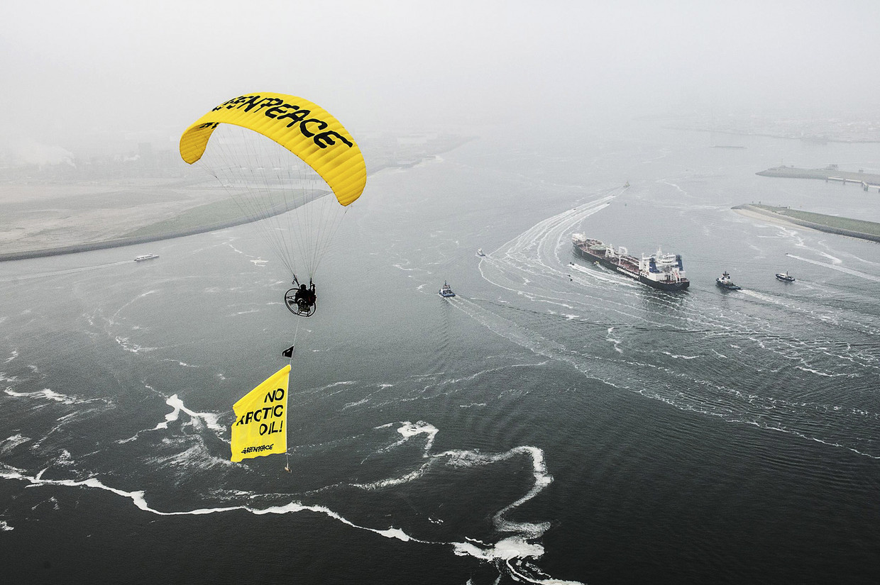 Greenpeace eerder deze maand in actie in Rotterdam tegen een Russische olietanker Beeld ap