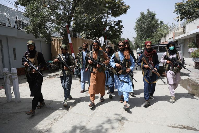 Zwaarbewapende talibanstrijders patrouilleren in de hoofdstad Kaboel. Beeld AP