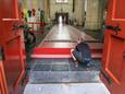Gerco Buitenhuis van GJ Floors rolt de rode loper uit waar zondag in de Grote Kerk in Breda tijdens de Vuelta 184 renners over wandelen met de fiets aan de hand