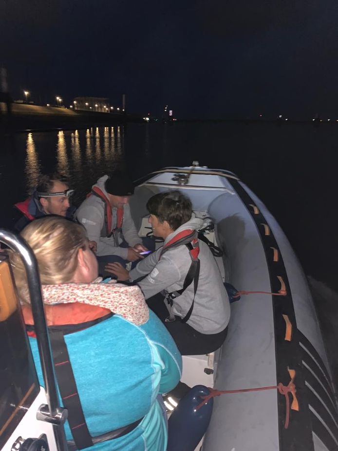 De entourage van zwemster Marieke Blomme, die haar op een rubberboot bijstaat tijdens de recordpoging, op weg naar de grens tussen De Panne en Frankrijk.