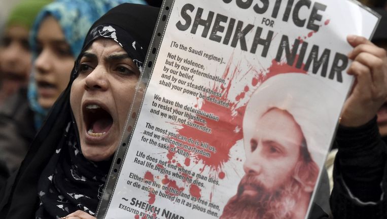 Een vrouw protesteert voor de ambassade van Saoedi-Arabië in Londen. Beeld reuters